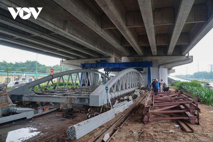 Kết cấu nhịp dầm vòm dạng ống thép, tổng chiều dài cầu 297,2m.