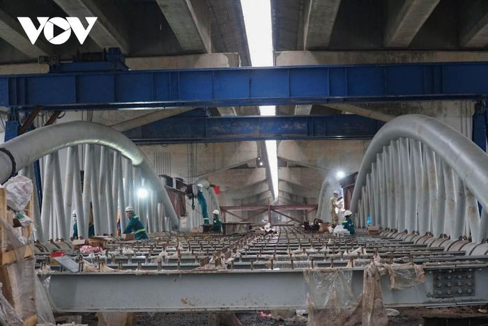 Cầu vòm sắt dành riêng cho xe máy đi dưới gầm đường Vành đai 3 trên cao có mặt cắt ngang cầu rộng 7,5m, bề rộng phần xe chạy 6m.