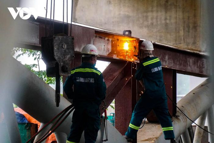 Trên công trường, một ngày chia làm 3 ca, mỗi ca khoảng 30 công nhân làm việc liên tục không ngừng nghỉ, cố gắng hoàn thành theo đúng tiến độ đề ra.
