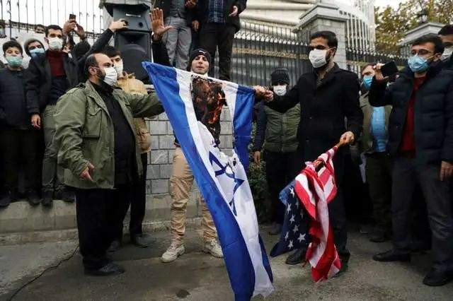 Cách đây không lâu, ông Trump đã cố gắng ra lệnh tấn công các cơ sở hạt nhân của Iran, nhằm tạo ra sự thù hận giữa Mỹ và Iran. Tuy nhiên ý kiến của ông Trump đã bị cả Bộ Quốc phòng và các trợ lý của Nhà Trắng đều phản đối quyết liệt, và Iran đã thoát nạn cơn giận dữ của ông Trump. Ảnh: Sinh viên Iran đốt cờ Mỹ và Israel. Nguồn: AFP