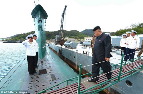 Kể từ khi Liên Xô tan rã, hải quân của 4 quốc gia được coi là đối thủ "khó chịu" của Mỹ đó là Nga, Trung Quốc, Iran và Triều Tiên; tuy nhiên 2 trong số đó chưa chế tạo được tàu khu trục mới cho hải quân của mình, đó là Iran và Triều Tiên. Ảnh: Tàu ngầm lớp Yugo của Hải quân Triều Tiên - Nguồn: AFP/Getty Images.