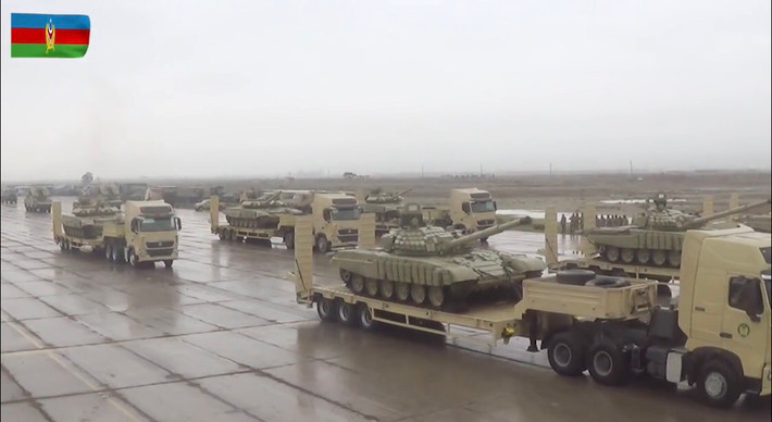 Sau khi chiếm thành công thủ phủ quan trọng Shusha của vùng Karabakh, Armenia đã chấp nhận nhượng bộ và ký kết đình chiến với Azerbaijan do Nga làm trung gian, lực lượng gìn giữ hòa bình Nga được triển khai đến khu vực để giải quyết các tình hình tồn tại và giám sát lệnh ngừng bắn. Đây cũng chính là một sự thất bại khi trước đó Armenia đã vô cùng cứng rắn trong các yêu sách dẫn đến các cuộc đàm phán liên tục đổ bể giữa hai bên. Ảnh: Xe tăng T-72 Aslan và T-90S của Azerbaijan - hai loại xe tăng chủ lực trên chiến trường của họ