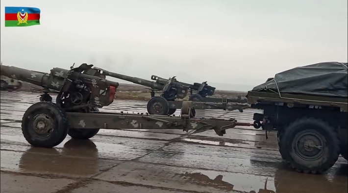 Không chỉ pháo tự hành, cả các lựu pháo mặt đất cũng bị Azerbaijan tịch thu một cách toàn vẹn cho thấy rằng quân Armenia đã bỏ chạy vứt bỏ khí tài do thất bại quá chóng vánh trước đà tấn công quá mạnh của quân thù. Dẫu cho sự góp sức của UAV trong chiến thắng của Azerbaijan rất quan trọng tuy nhiên qua đây cho thấy rằng lực lượng mặt đất của họ cũng có sức chiến đấu không kém Ảnh: Lựu pháo D-20 152mm của Armenia trong cuộc duyệt binh