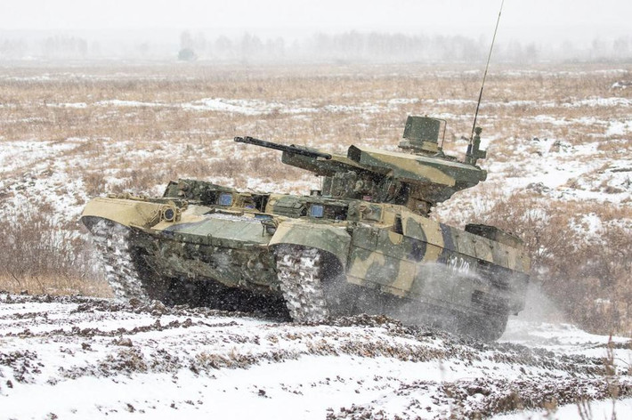 BMPT-72 sử dụng một kíp lái 3 người với lái xe ngồi ở giữa phía trước, trưởng xa và pháo thủ ngồi hai bên ở phía sau, trọng lượng cũng giảm từ 47 tấn cũ trên thiết kế tiền nhiệm xuống còn 44 tấn. Chiều dài 7.2m và rộng 3.59m. Có thể hoạt động trong nhiều môi trường khắc nghiệt, địa hình phức tạp, trong cả ban ngày lẫn ban đêm và đặc biệt là tác chiến đô thị rất tốt. Ảnh: BMPT-72 cơ động vượt địa hình