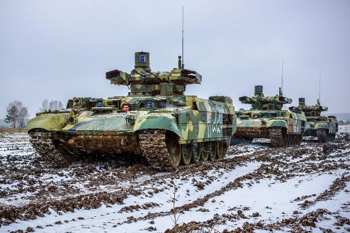Về khả năng bảo vệ, BMPT-72 được tăng cường bọc giáp phản ứng nổ ở mặt trước và hai bên hông, giáp lưới ở cửa xả khói và khu vực động cơ để chống lại các mối đe dọa từ vũ khí chống tăng và đạn pháo tăng của đối phương. Ngoài ra xe cũng được trang bị hệ thống NBC (Nuclear - Biology - Chemical) bảo vệ kíp lái có thể tác chiến trong trường hợp quân địch sử dụng vũ khí hạt nhân, hóa học, sinh học. Ảnh: Đội hình BMPT-72 tác chiến