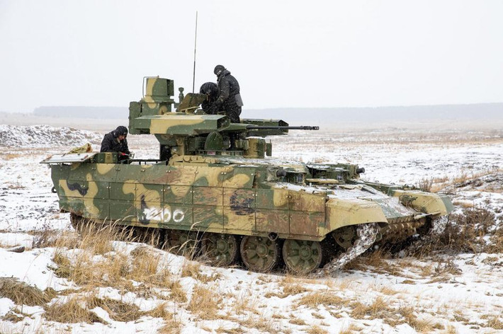BMPT-72 Terminator-2 “Kẻ hủy diệt” là phiên bản cải tiến của dòng BMPT Terminator với việc khắc phục những hạn chế mà dòng xe đời đầu còn thiếu sót. Dù rằng có bề ngoài khá giống một chiếc xe tăng tuy nhiên nó không sử dụng tháp pháo với pháo chính cỡ nòng lớn mà sử dụng một tháp pháo hạng nhẹ kết hợp cho nhiệm vụ tiêu diệt bộ binh, thiết giáp hạng nhẹ của địch và săn tăng hạn chế bằng các ống phóng tên lửa chống tăng đặt đối xứng hai bên. Ảnh: Xe chiến đấu hỗ trợ tăng BMPT-72 trên thao trường.