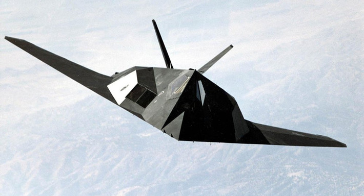 Trong một đợt ném bom ở vùng ngoại ô phía tây bắc thủ đô Belgrade của Nam Tư, một chiếc F-117 bay cùng với máy bay do phi công Heinlein điều khiển, khi còn cách mục tiêu ném bom khoảng 10 km thì bị trúng tên lửa, Heinlein đã thấy chiếc máy bay của đồng đội bị quầng lửa bao trùm.