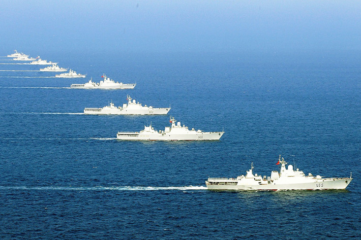 Nước ta là một quốc gia có đường bờ biển dài, trải khắp từ Bắc đến Nam, hàng năm có nguồn thu dồi dào từ biển. Do đó, biển cả đã gắn liền với lợi ích cốt lõi của đất nước và được cấp trên cực kỳ quan tâm đầu tư cả con người và vật chất trong công cuộc gìn giữ và bảo vệ chủ quyền biển đảo. Một trong số những lực lượng tuyến đầu, có vai trò vô cùng quan trọng cho nhiệm vụ này chính là lực lượng hải quân. Ảnh: Đội hình tàu tên lửa của Hải quân Việt Nam tham gia diễn tập.