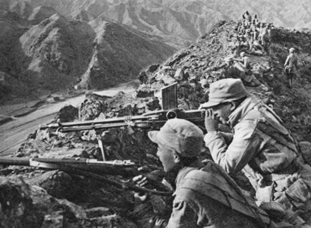 Vz.26 sử dụng kiểu nạp đạn bằng khí nén với trích khí dài, ống trích khí được đặt bên dưới nòng súng. Đây là thiết kế dễ dàng được nhận ra ở các mẫu súng máy nổi tiếng sau này như PKM của Liên Xô hay MAG-58 của Bỉ. Nòng súng có đặc trưng được làm mát bởi không khí và có thể dễ dàng thay thế khi quá nóng, nhằm vẫn duy trì tốt khả năng chiến đấu của súng, đây cũng là đặc điểm không quá khó để nhận ra ở các thiết kế sau này. Ảnh: Binh sĩ Trung Hoa Quốc dân đảng với một khẩu vz.26.