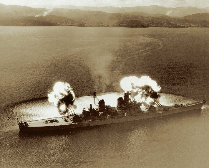 Chiếc USS New Jersey đã đến ngoài khơi bờ biển Việt Nam vào ngày 29/9/1968 và 15 ngày sau đã gây tội ác với Việt Nam; USS New Jersey đã tham gia Chiến dịch Sea Dragon (Rồng Biển) của Hải quân Mỹ, nhằm cắt đứt các tuyến vận tải và liên lạc bằng đường biển từ hậu phương lớn Miền Bắc vào chiến trường Miền Nam. Nguồn ảnh: USnavy.