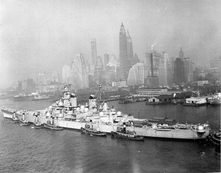 USS New Jersey được đóng theo các thông số kỹ thuật giống với ba con tàu chị em của nó: Iowa, Missouri và Wisconsin. Tàu dài 262 mét, lượng giãn nước đầy tải 57.350 tấn; tàu sử dụng 4 động cơ tuabin hơi nước General Electric, cho tốc độ tối đa là 33 hải lý/giờ. Thủy thủ đoàn 1.921 người. Nguồn ảnh: USnavy.