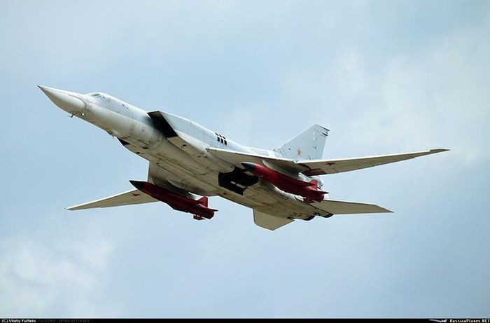 Kh-32 có tầm bắn 1.000 km và được phóng bởi máy bay ném bom chiến lược Tu-22M3M. Tên lửa được thiết kế đặc biệt để có thể vượt qua các hệ thống phòng thủ tên lửa của Mỹ, nó có thể bay ở độ cao 40.000m, vượt quá độ cao bắn của tên lửa đối không SM-2 trong nhóm tác chiến tàu sân bay Mỹ. Nguồn ảnh: QQ.
