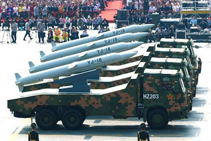 Với tốc độ tên lửa Mach 3, đủ để xé hầu hết các tàu chiến làm đôi, thậm chí có thể gây ra thiệt hại lớn hơn đầu đạn 300 kg của chính tên lửa. Kết hợp với hệ thống đối phó tác chiến điện tử tiên tiến và tính cơ động cao, điều này khiến tên lửa YJ-18 trở nên cực kỳ khó bị đánh chặn và là mối đe dọa nghiêm trọng đối với tàu nổi của đối phương. Nguồn ảnh: QQ.