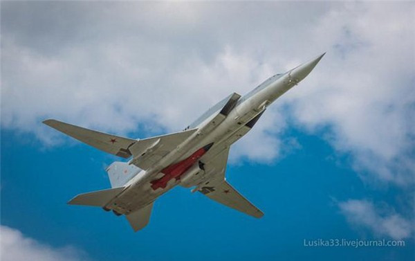 Kh-32 được ca ngợi về độ cao, tốc độ, tầm bắn và các biện pháp đối phó tác chiến điện tử tiên tiến. Một máy bay ném bom Tu-22M3M có thể mang ba tên lửa Kh-32, và một phi đội máy bay ném bom có thể mang đủ tên lửa để tiêu diệt toàn bộ nhóm tác chiến tàu sân bay của Mỹ. Nguồn ảnh: QQ.
