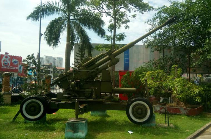 Khi đó, Trung đoàn 256 Quân khu Việt Bắc (tiền thân của Lữ đoàn Pháo phòng không 297 Quân khu 2 ngày nay), gồm 3 tiểu đoàn phòng không 37 ly, 57 ly và 3 đại đội 100 ly có nhiệm vụ bảo vệ Khu gang thép Thái Nguyên và Nhà máy điện Cao Ngạn. Ảnh: Pháo 100 mm KS-19 - Nguồn: Wikipedia