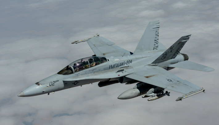 Ngày 18/6, môt chiếc tiêm kích hạm F/A-18F của Không đoàn số 11 thuộc tàu sân bay USS Theodore Roosevelt - Hạm đội 7 Hoa Kỳ đã rơi trong khi đang bay huấn luyện tại khu vực biển Philippine, hai phi công thoát hiểm và được cứu sống an toàn. F/A-18 chính là loại tiêm kích chủ lực hiện nay của Không quân Hải quân Mỹ hoạt động trên các tàu sân bay hạt nhân lớp Nimitz. Nguồn ảnh: USAF.