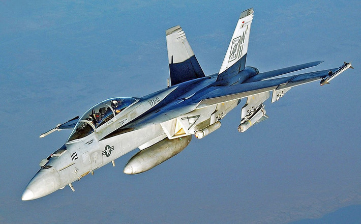 Đến ngày 20/10, lại một chiếc F/A-18E của Không quân Hải quân Mỹ rơi khi đang diễn tập ở căn cứ China Lake - bang California, phi công an toàn. Máy bay trang bị hai động cơ phản lực với tốc độ tối đa Mach 1.7, tầm hoạt động 2.000km và bán kính chiến đấu 700km, khi cất cánh từ tàu sân bay có thể mang theo tối đa 4 tấn vũ khí. Nguồn ảnh: USAF.