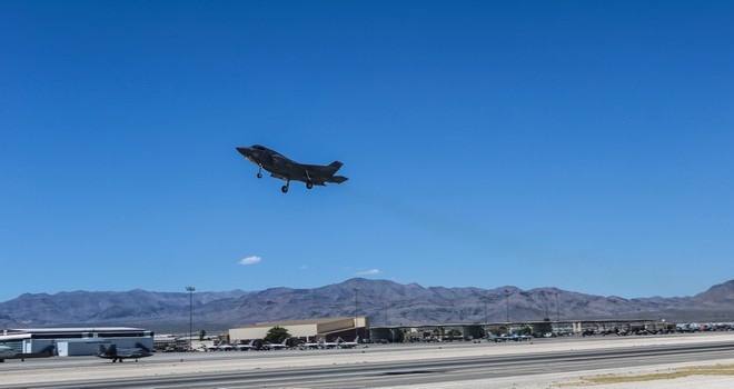 Cuối cùng là tiêm kích F-35B của Thủy quân lục chiến Mỹ rơi khi gặp sự cố trong quá trình tiếp nhiên liệu trên không với một chiếc KC-130J khác. F-35B với khả năng cất cánh trên đường băng ngắn và hạ cánh thẳng đứng, phù hợp hoạt động trên các tàu sân bay cỡ nhỏ, thậm chí là tàu đổ bộ trực thăng. Nguồn ảnh: USAF.
