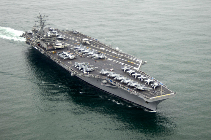 Chỉ vài giờ sau khi Tehran xác nhận nhà khoa học hạt nhân Fakhrizadeh bị sát hại, tàu sân bay USS Nimitz của Mỹ bắt đầu được triển khai tới Vịnh Ba Tư. Tuy nhiên, Lầu Năm Góc khẳng định, động thái này không liên quan gì đến vụ ám sát Fakhrizadeh. Ảnh: Tàu sân bay USS Nimitz đang hoạt động tại Vùng Vịnh – Nguồn: Hải quân Mỹ.