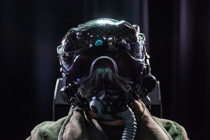 Màn hình của mũ bay F-35 không chỉ hiển thị những gì diễn ra trong buồng lái máy bay, trạng thái bay bên ngoài của máy bay, cũng được truyền đến phi công qua màn hình trên kính bay, chủ yếu thông qua 6 camera, được lắp trên thân máy bay.