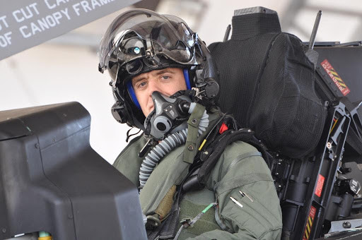 Tuy nhiên mũ bay F-35 hội tụ đầy đủ ưu điểm là một “kho báu”, chứa nhiều công nghệ mà chúng ta thường xem trên các phim hành động viễn tưởng của Mỹ; một trong những công nghệ đó là kính của mũ bay F-35, thay thế phần lớn màn hình hiển thị của máy bay.