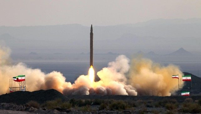 Không chỉ Iran "nung nấu" ý định trả thù, hiện Mỹ và Israel đang tích cực chuẩn bị để tiến công Iran. Các quan chức cấp cao của Israel tuần trước tiết lộ rằng, chính phủ Israel đã chỉ thị Quân đội nước này chuẩn bị kịch bản cho một cuộc tấn công quân sự vào Iran, trước khi Trump rời nhiệm sở. Ảnh: Iran phóng tên lửa đạn đạo – Nguồn: IRNA