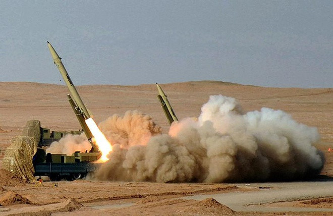 Sau khi Soleimani, chỉ huy lực lượng tình báo của Vệ binh Cách mạng Hồi giáo Iran, bị Mỹ ám sát hồi tháng 1 năm nay; Iran đã tiến hành một cuộc tấn công bằng tên lửa vào hai căn cứ quân sự của Mỹ ở Iraq, nhưng không có binh sĩ Mỹ nào thiệt mạng. Ảnh: Tên lửa Iran tiến công căn cứ Mỹ ở Iraq – Nguồn: Sina