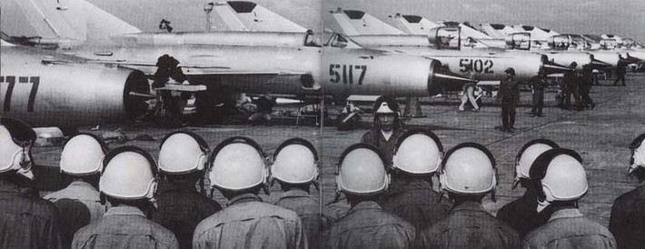 Rõ ràng, trong mắt người Mỹ, MiG-21 là một trong 20 vũ khí bất khả chiến bại. Sở dĩ có nhận định này là do tiêm kích MiG-21 đã lập nhiều kỷ lục. Ví dụ, trong Chiến tranh Việt Nam năm 1966, MiG-21 đã hoạt động tốt. Từ tháng 5 đến tháng 12/1966, tổng cộng đã có 47 máy bay Mỹ bị bắn hạ bởi tiêm kích MiG-21. Ảnh: Đoàn không quân "Sao Đỏ" trang bị MiG-21, đơn vị Anh hùng LLVTND - Nguồn: LSQSVN.