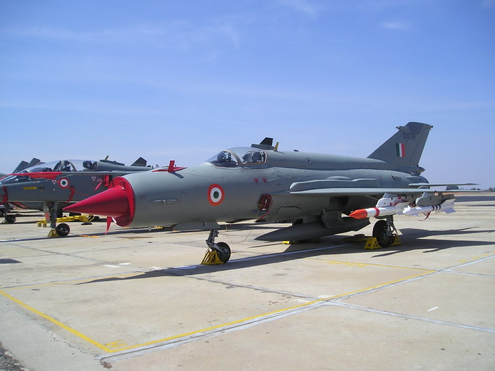 Tuy thất bại như vậy nhưng MiG 21 lại có ưu thế ở lợi thế giá rẻ, sử dụng đơn giản và chi phí bảo dưỡng thấp, nên được nhiều nước thế giới thứ ba ưa chuộng. Ngay cả Ấn Độ, quốc gia nổi tiếng với những vụ rơi máy bay, đã mua hơn 900 máy bay chiến đấu MiG-21. Ảnh: MiG-21 Bison của Không quân Ấn Độ - Nguồn: Wikipedia
