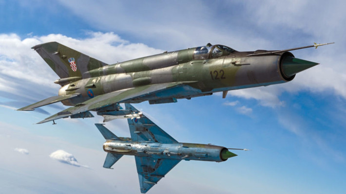 Máy bay chiến đấu MiG-21 được phát triển vào năm 1952, thực hiện chuyến bay đầu tiên vào năm 1955 và chính thức được trang bị vào năm 1958. Với tổng sản lượng hơn 22.000 chiếc, nó là máy bay chiến đấu phản lực được sản xuất với số lượng lớn nhất thế giới. Ảnh: Máy bay chiến đấu MiG-21 - Nguồn: Wikipedia