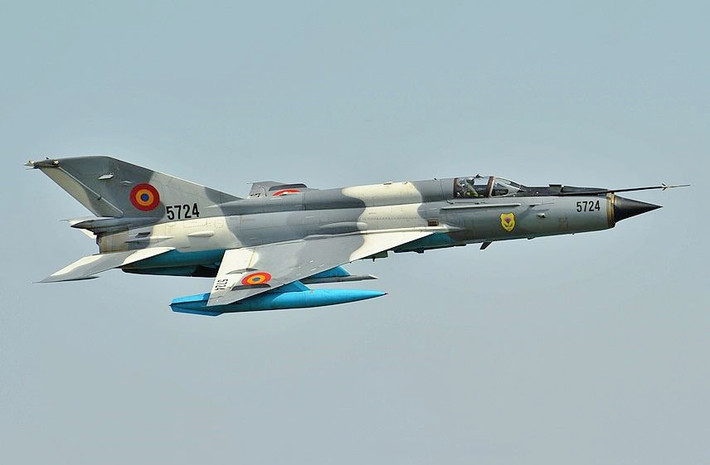 MiG-21 là mẫu tiêm kích thế hệ ba có giá thành rẻ, tốc độ cao, khả năng cơ động tốt và không cần bảo dưỡng đặc biệt. Mặc dù có thể đạt tốc độ Mach 2, tuy nhiên cấu tạo của MiG-21 rất đơn giản, về cơ bản nó là một động cơ phản lực có cánh để phi công có thể điều khiển, vì vậy nó được nhiều người mệnh danh là “tên lửa có người lái”. Ảnh: Máy bay chiến đấu MiG-21 - Nguồn: Wikipedia