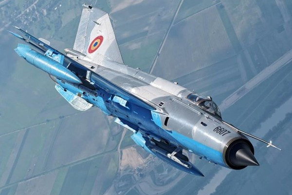 Trong hơn 60 năm qua, đã có hơn 20 biến thể của MiG-21, trong đó MiG-21 cải tiến của Trung Quốc là loại tốt nhất, tiếp theo là tiêm kích MiG-21 Lancer của Không quân Romania và tiêm kích MiG-21BIS UPG Bison của Ấn Độ. Ảnh: MiG-21 Lancer của Không quân Rumania - Nguồn: Wikipedia