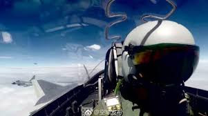 Sự kết hợp giữa J-16 và J-20 trong tác chiến, có lẽ là "học theo" mô hình kết hợp giữa F-35 và F-15 của Không quân Mỹ gần đây; trong đó F-35 tiếp cận gần mục tiêu, hạ lệnh phóng và dẫn tên lửa đến mục tiêu; còn F-15 đóng vai "ngựa thồ" vũ khí, hai loại máy bay này kết nối với nhau thông qua đường truyền dữ liệu chiến thuật Link-16; và đây cũng là chiến thuật mới của Không quân Mỹ. Nguồn ảnh: Sina.