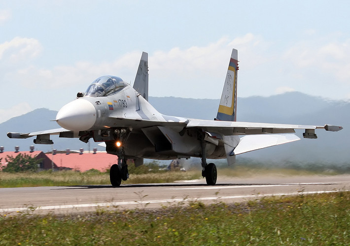 Còn tiêm kích đa năng J-16 do Trung Quốc tự chế tạo, dựa trên thiết kế sao chép từ dòng Su-27 và Su-30MKK mua từ Nga. Một số chuyên gia hàng không đánh giá, J-16 có tính năng tương đương mẫu Su-30M2 Nga và F-15E Strike Eagle Mỹ, nhờ khả năng tấn công chính xác mục tiêu mặt đất. Nguồn ảnh: Sina.