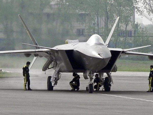 Hiện năng lực sản xuất máy bay J-20 của Trung Quốc vẫn còn hạn chế, bản thân loại máy bay này vẫn chưa hoàn thiện động cơ (vẫn đang dùng động cơ mua của Nga); cùng với đó là giá thành của loại chiến đấu cơ này có giá thành không hề rẻ, lên chưa thể chế tạo loạt lớn. Nguồn ảnh: Sina.