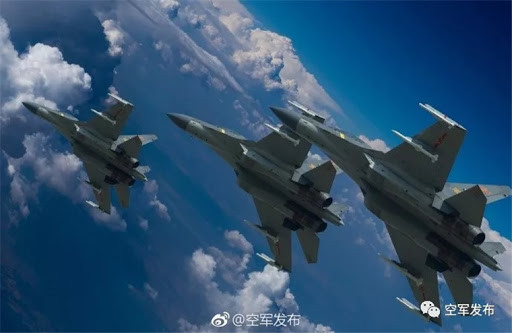 Phải nói rằng, tỷ lệ "lộ diện" của chiến cơ J-16 năm nay là khá cao, từ những đoạn video huấn luyện chiến đấu được các phương tiện truyền thông tung ra, có thể thấy chiến đấu cơ này sẽ có vai trò quan trọng trong đội hình máy bay chiến đấu của Không quân Trung Quốc hiện tại và tương lai gần. Nguồn ảnh: Sina.