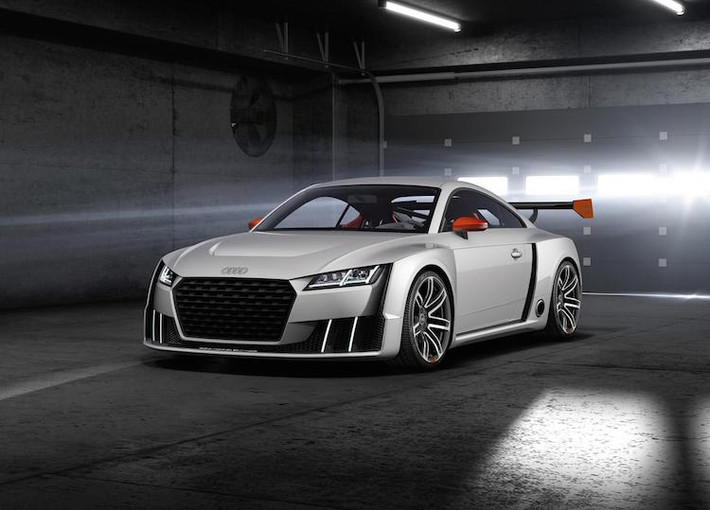 Ở bên ngoài, Audi TT Clubsport turbo concept nổi bật và thể thao với bộ widebody như xe đua DTM, "nới rộng" thân xe ra thêm 14 cm.