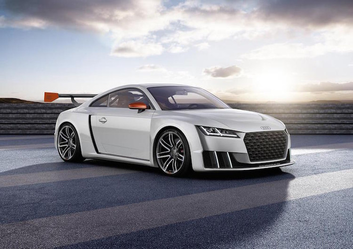 Được trang bị động cơ 2.5l 5 xi-lanh thẳng hàng tăng áp kép, TT clubsport turbo concept có công suất tối đa không ít hơn 595 mã lực và mô-men xoắn 650 Nm.