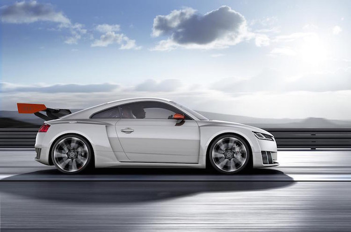 Với các mô-tơ điện đặt trong tuốc bin, turbo điện tử trên TT clubsport turbo concept có thể giảm được hiện tượng "lag" ở số vòng tua thấp.