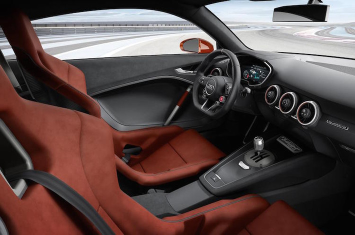 Cabin của xe được bọc trong vải Alcantara, đồng thời nhiều chi tiết nội thất làm từ sợi carbon.