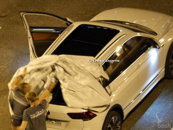 So với thế hệ hiện tại, Tiguan mới sở hữu thiết kế sắc sảo và cao cấp hơn. Kiểu dáng của xe chịu ảnh hưởng từ mẫu concept Cross Blue đã từng được Volkswagen tung ra tại triển lãm Thượng Hải 2013.