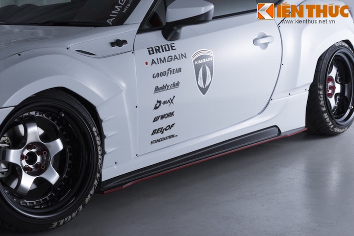 Ở hai bên thân xe là bộ widebody hoàn toàn mới, khiến chiếc xe trở nên dữ dằn như xe đua.