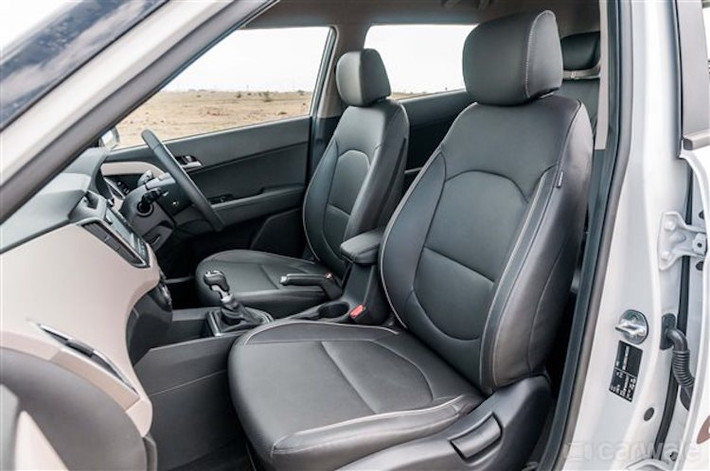 Nội thất của xe trông khá cao cấp với một chiếc crossover cỡ nhỏ giá rẻ, với ghế bọc nỉ ở các bản thường và ghế da ở bản cao cấp.