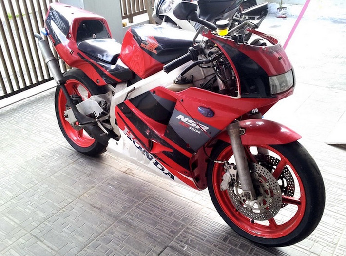 Chiếc sportbike 2 kỳ Honda NSR250 “nát” 1992 của anh DeTorto thuộc phiên bản đặc biệt SE MC21 hình thức xấu với một bên quây gió trầy xước, nứt vỡ do tai nạn và mất kính chắn gió trước.