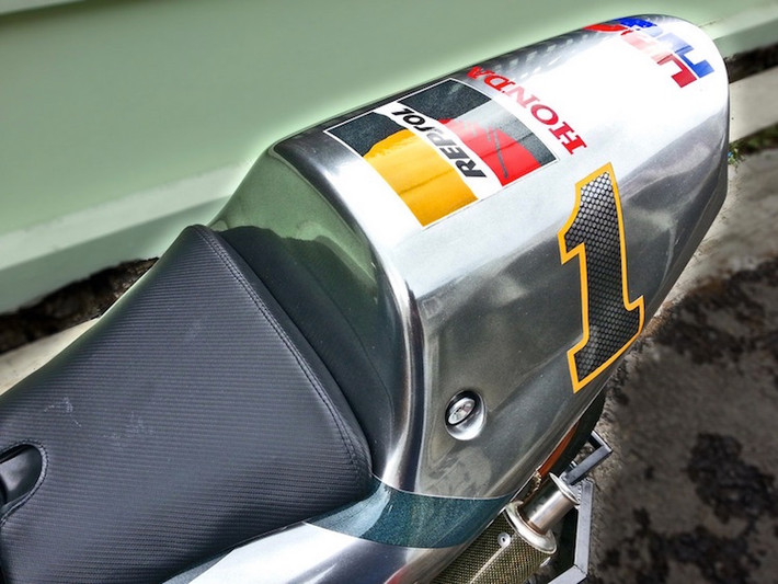 Yên xe được thay bằng yên đơn của phiên bản Honda NSR250 MC28.