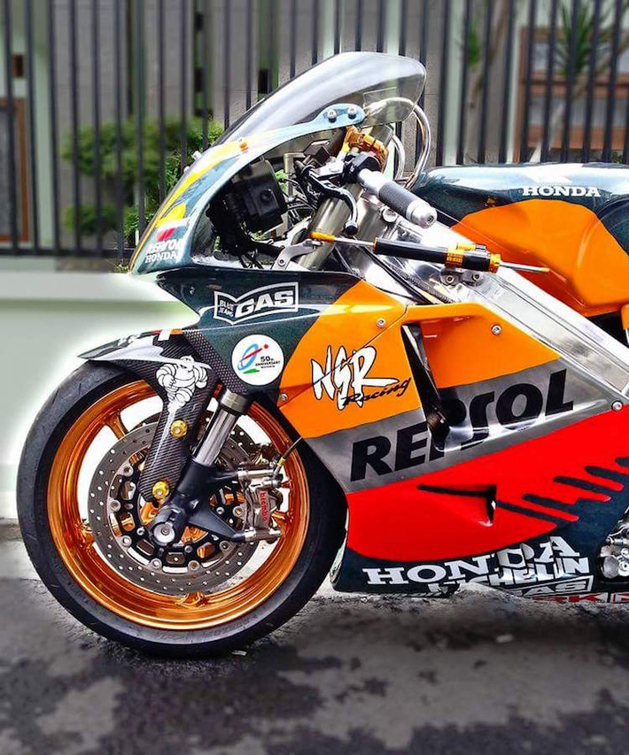 Cặp bánh xe được mạ vàng "chói lọi", dè trước bằng sợi carbon, phanh đĩa kép kèm theo heo Brembo GPX4, trợ lực KTC và lốp đua Dunlop kích thước 120/70/17.