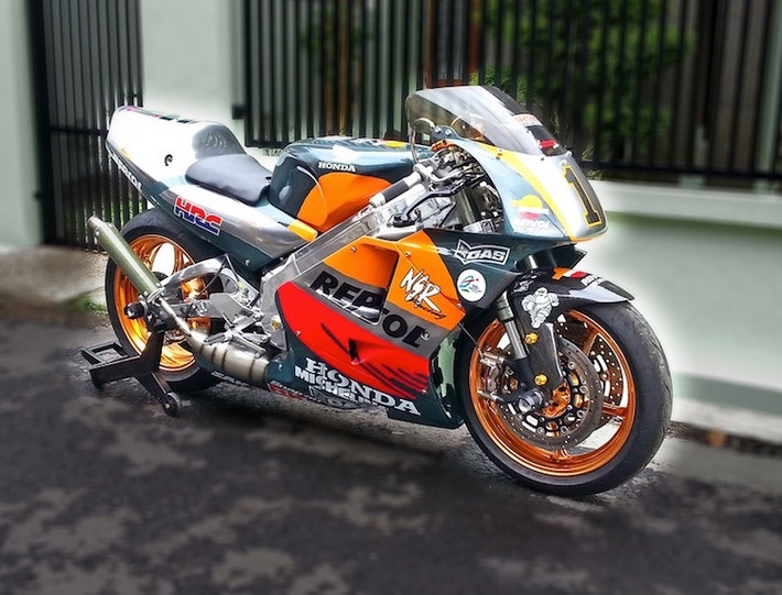 Chiếc NSR250R sau khi "lột xác" được sơn màu xanh với ánh kim metalflake, kết hợp với màu chrome và dàn tem đấu giống xe đua của đội Repsol Honda trong thập niên 90 của thế kỷ 20.