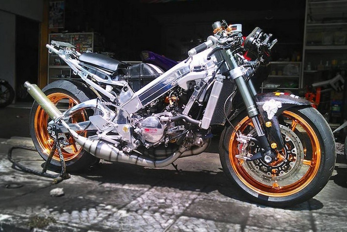 Động cơ được "rã" ra dọn lại, đồng thời được mạ chrome bóng loáng cùng các chi tiết khác.
