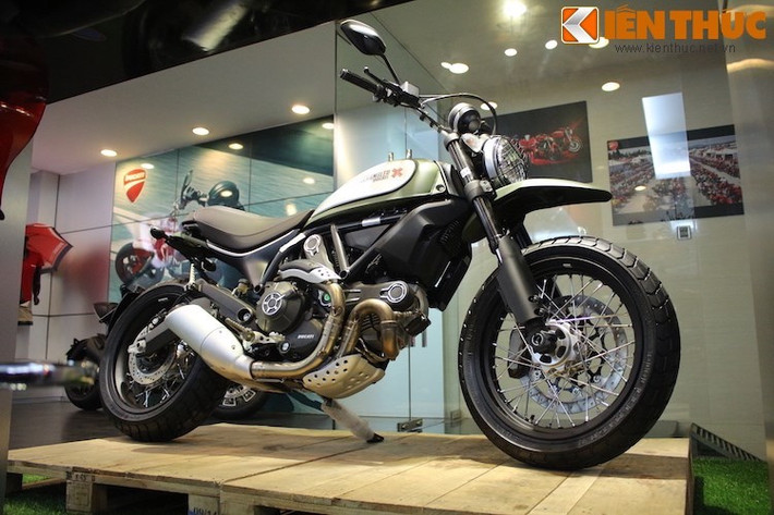 Giống như các bản Classic và Full Throttle, Ducati Scrambler Urban Enduro có giá chính hãng tại Việt Nam khoảng 363 triệu đồng (16.700 USD) - đắt hơn Icon khoảng 60 triệu đồng.