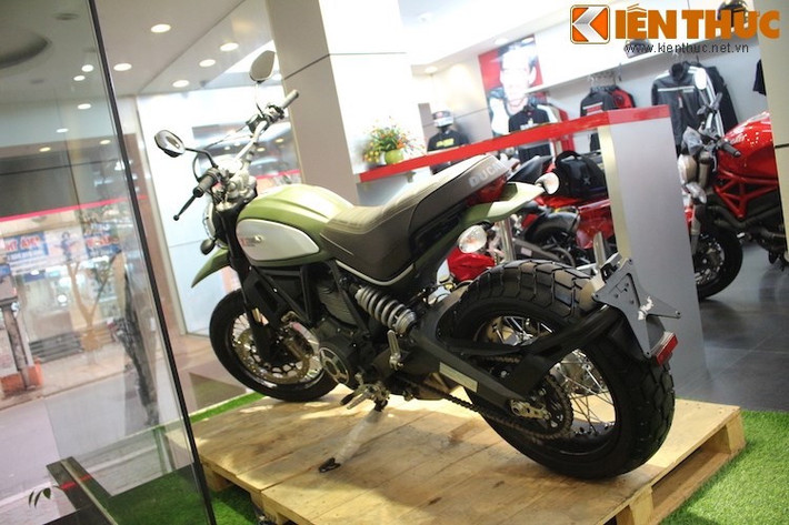 Urban Enduro là một trong 4 phiên bản của Ducati Scrambler, bên cạnh Icon, Full Throttle và Classic. Phiên bản này có ngoại hình cực "phủi" với màu xanh quân đội, bánh căm và lốp gai địa hình.